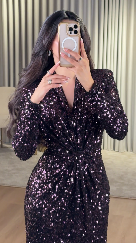 Long dress with shiny sequins in dark purple