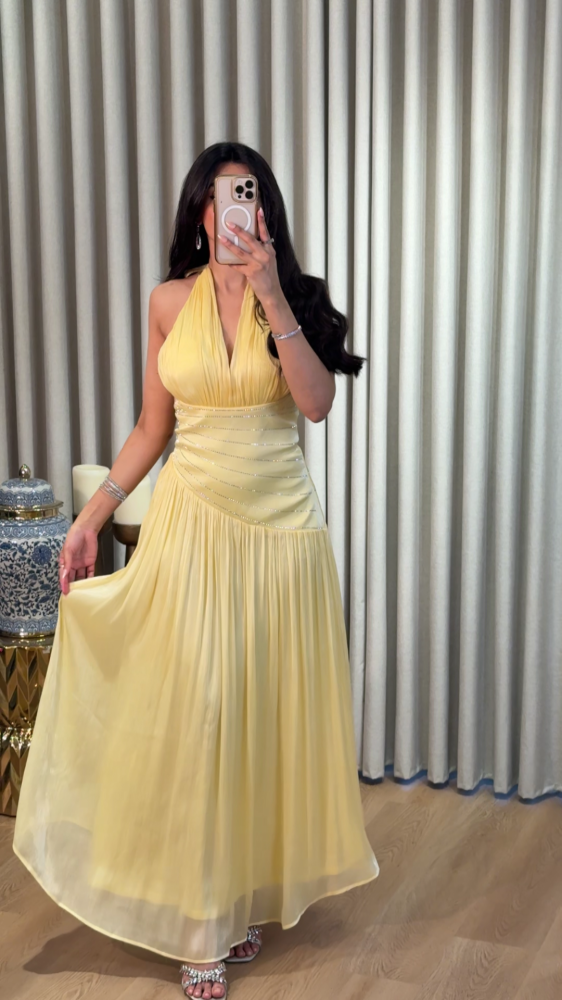 Light yellow evening dress with a soft and flowy design