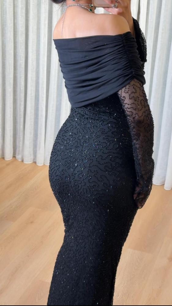 Long evening dress decorated with tulle pleats