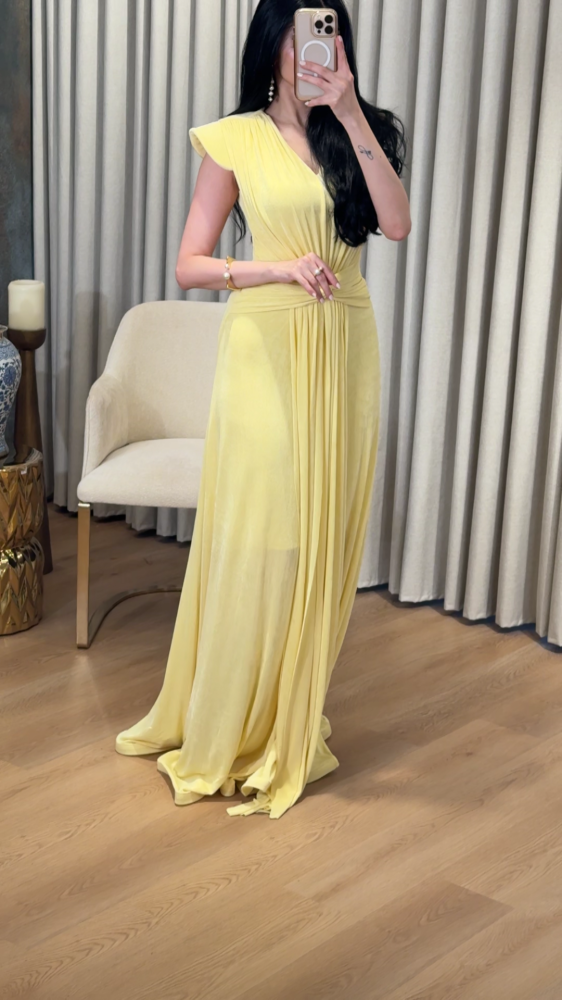 Yellow stretch dress with an overlapping cut and a belt at the waist