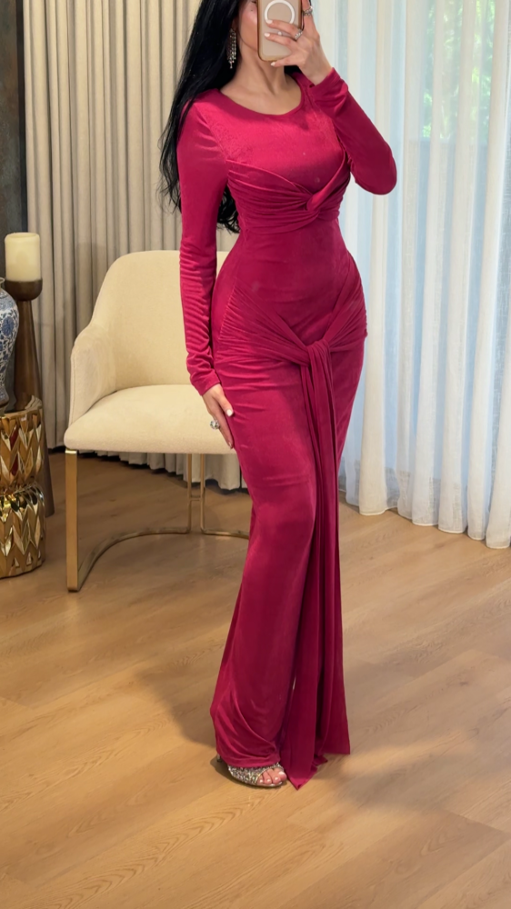 Stretch dress with long sleeves decorated with a knot