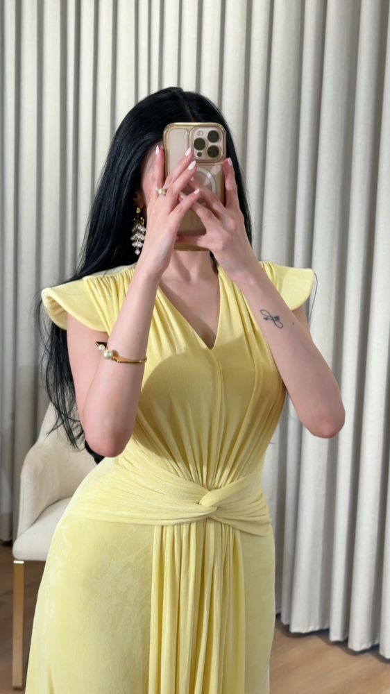 Yellow stretch dress with an overlapping cut and a belt at the waist