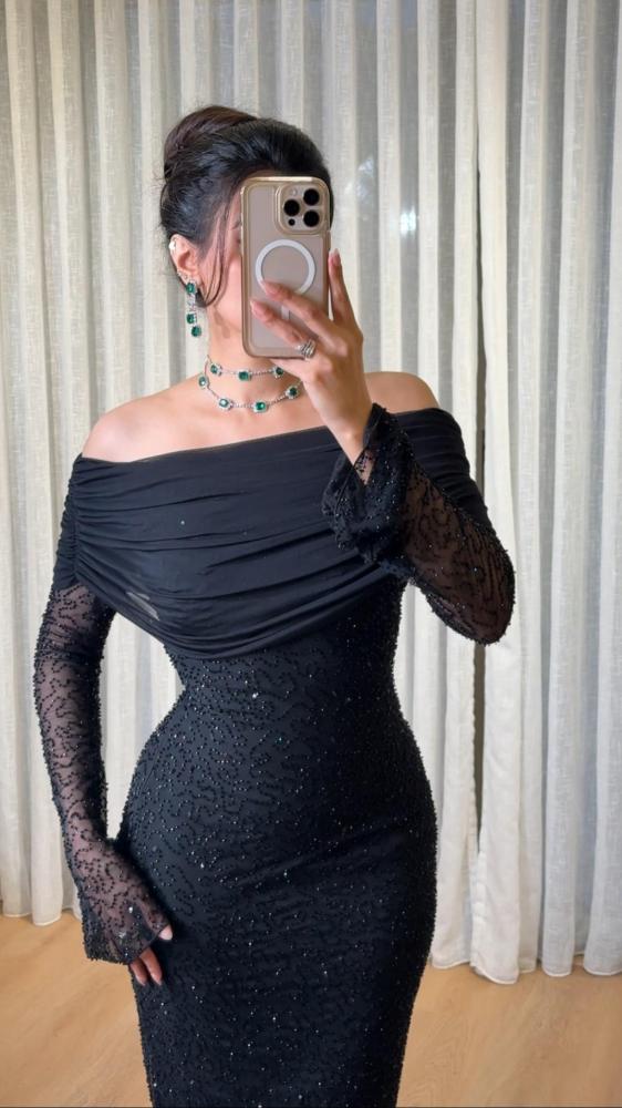 Long evening dress decorated with tulle pleats