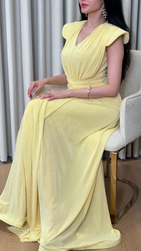Yellow stretch dress with an overlapping cut and a belt at the waist