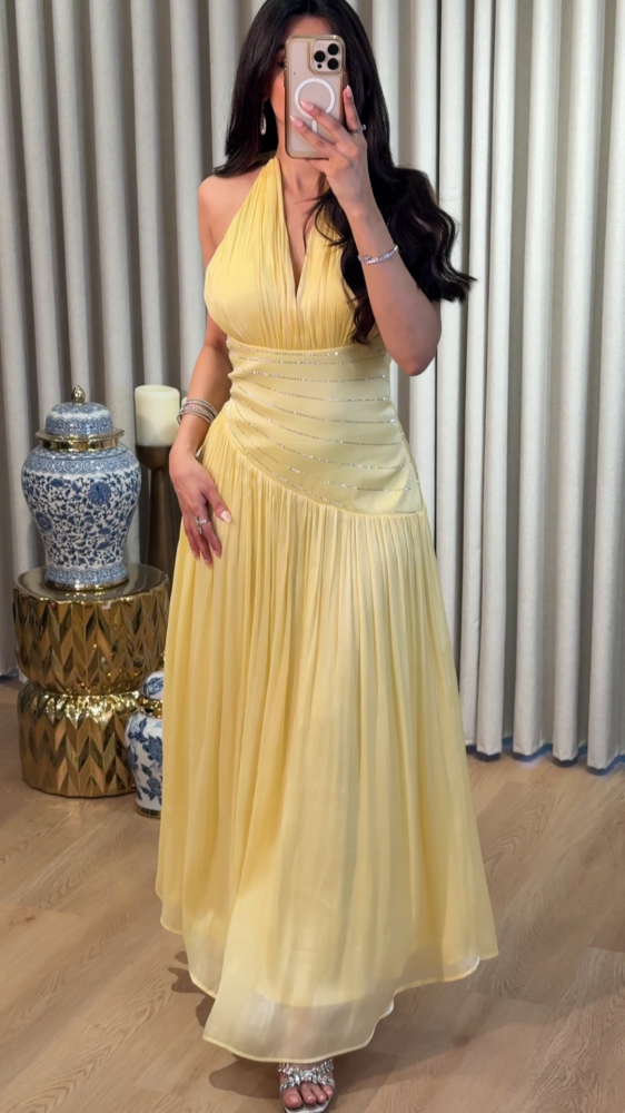 Light yellow evening dress with a soft and flowy design