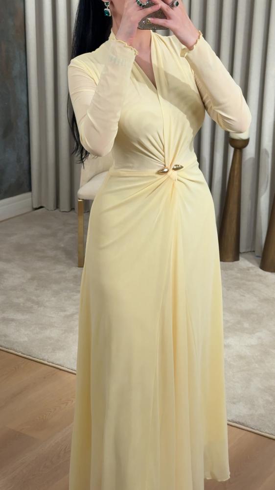 Elegant yellow dress made of soft, stretchy tulle