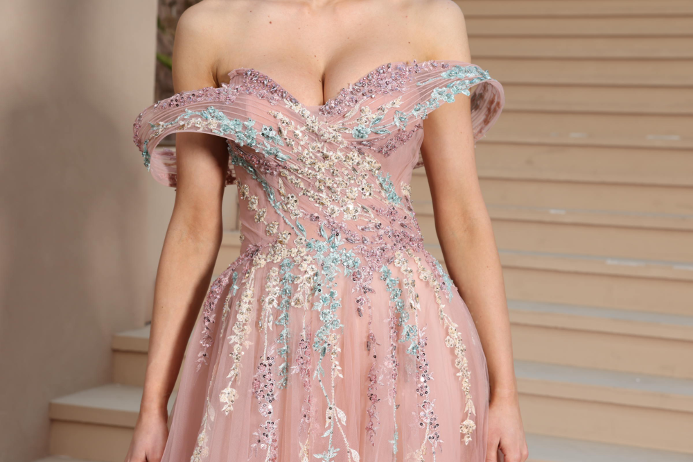 Luxurious evening dress with elegant royal design