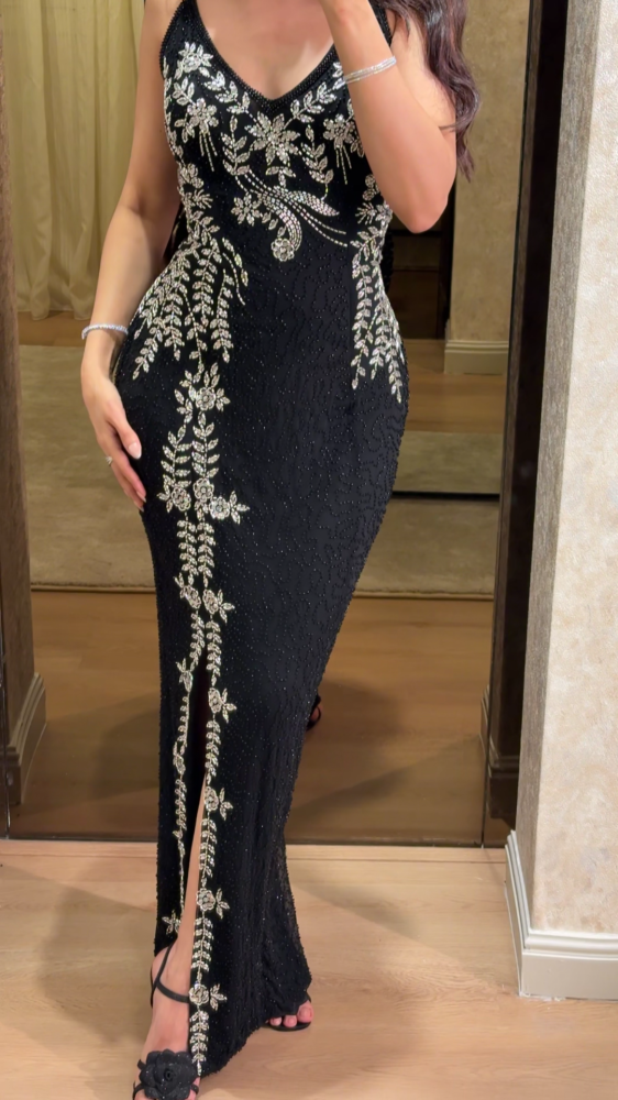 Evening dress engraved with a silver floral pattern