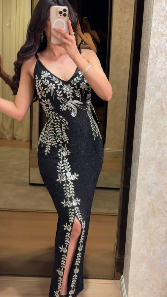 Evening dress engraved with a silver floral pattern