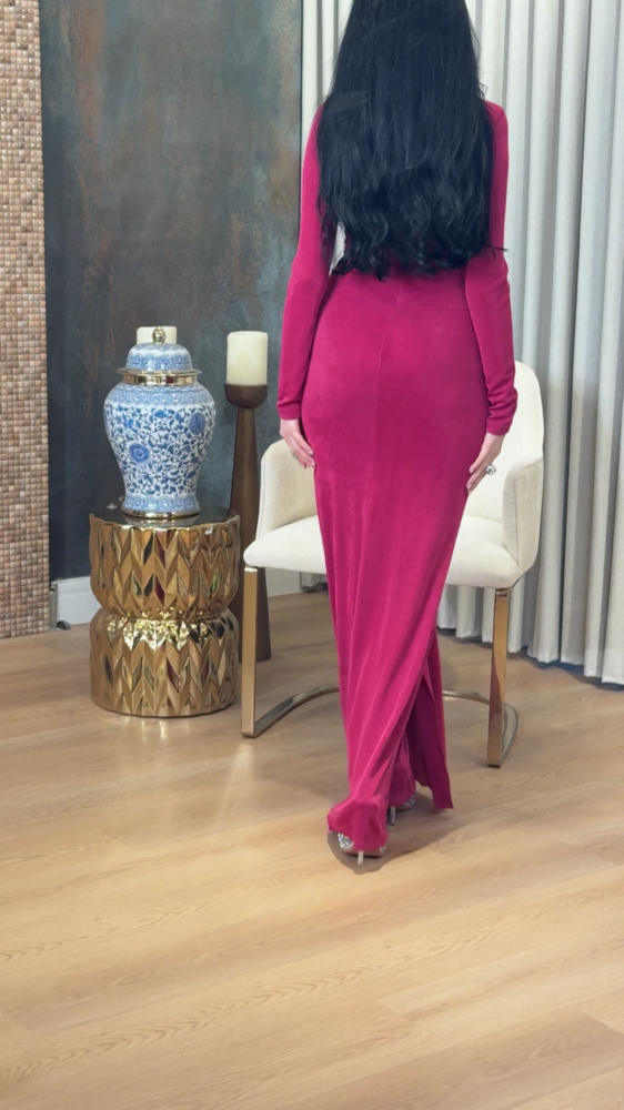 Stretch dress with long sleeves decorated with a knot