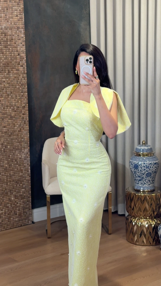 Elegant dress embroidered with white floral patterns