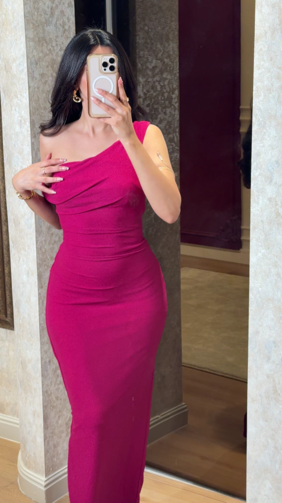 فستان وردي فوشيا لامع بقصة كتف واحد