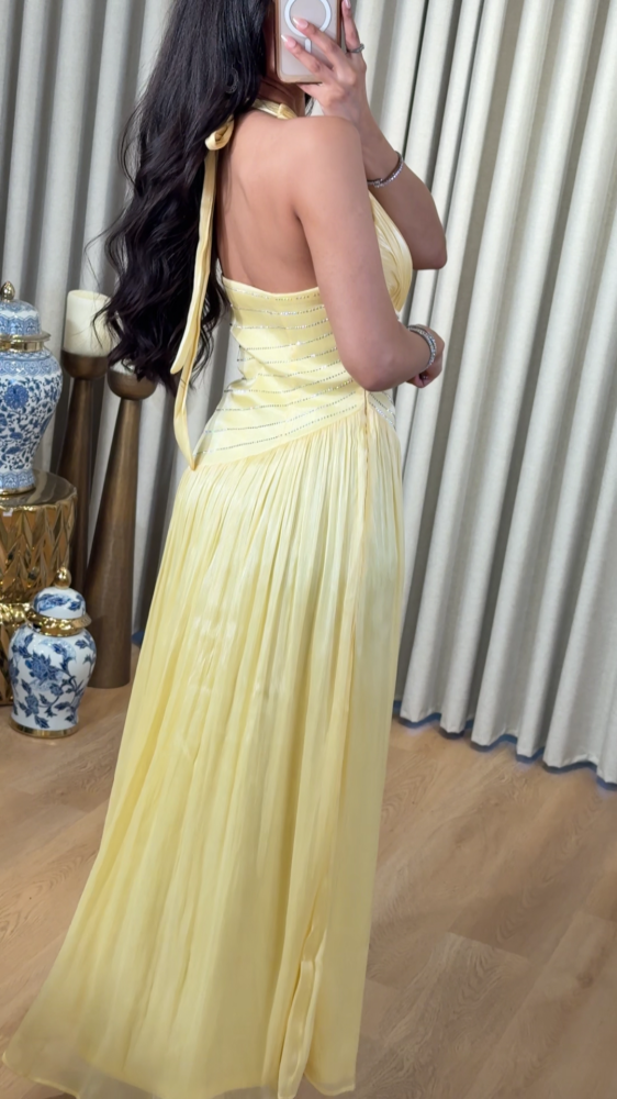 Light yellow evening dress with a soft and flowy design