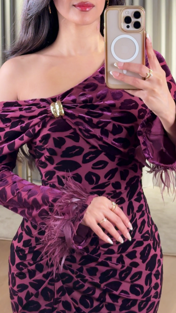 Luxurious velvet dress in dark berry pink
