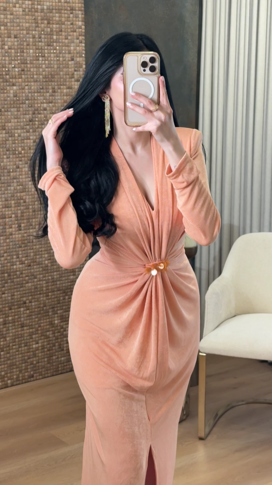 Elegant stretch dress with long sleeves