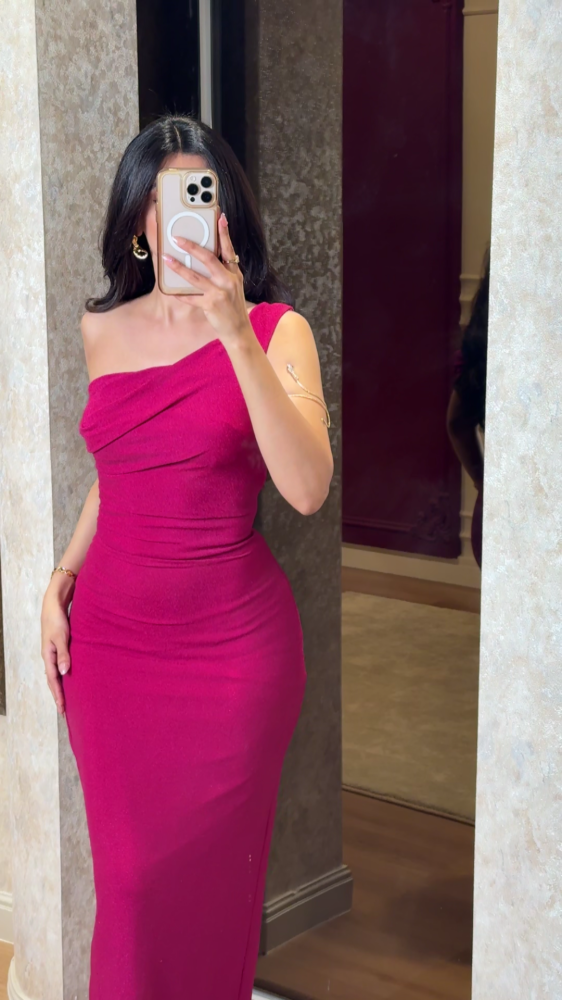 فستان وردي فوشيا لامع بقصة كتف واحد