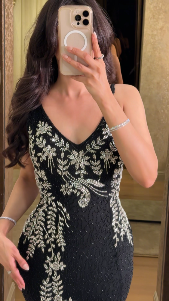 Evening dress engraved with a silver floral pattern