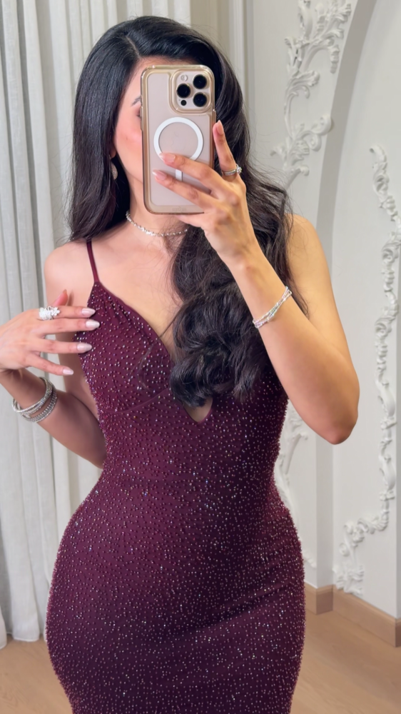 Burgundy evening dress with an elegant opening at the chest