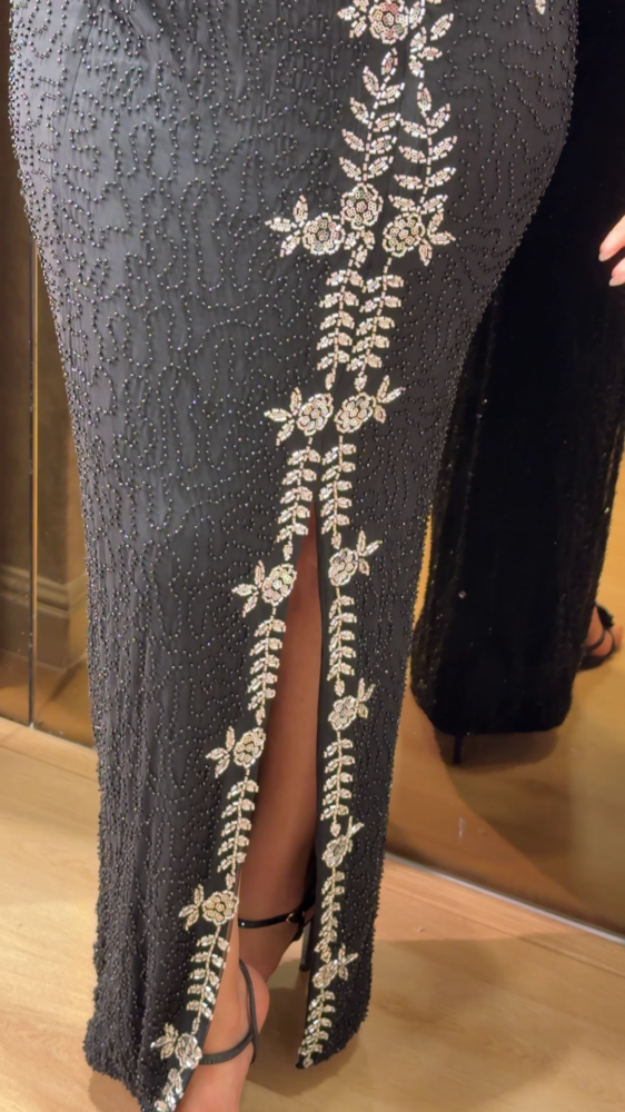 Evening dress engraved with a silver floral pattern