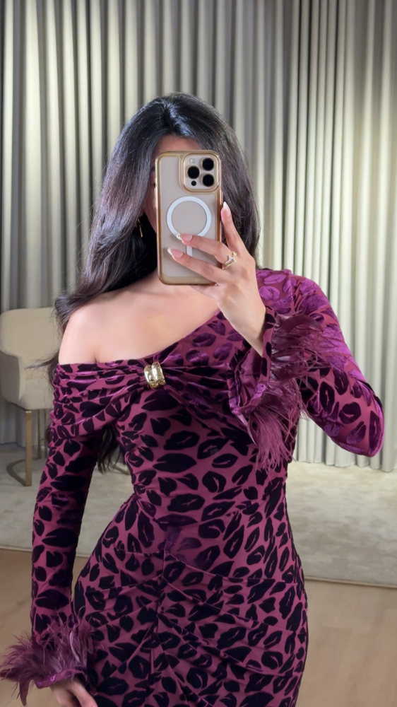 Luxurious velvet dress in dark berry pink