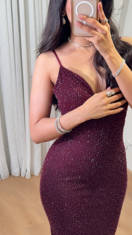 Burgundy evening dress with an elegant opening at the chest