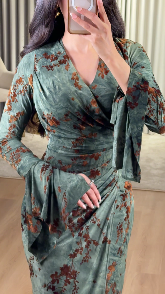 Velvet dress with elegant copper patterns