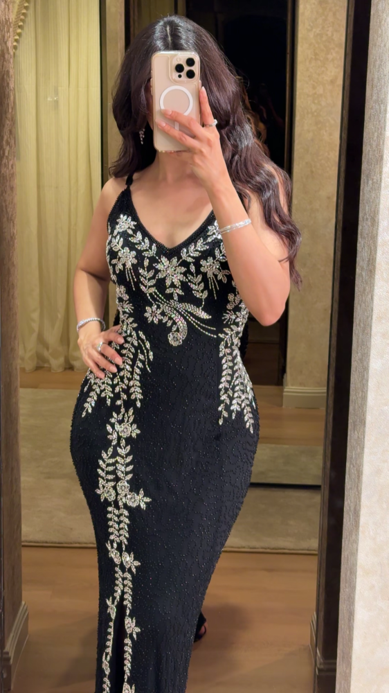 Evening dress engraved with a silver floral pattern