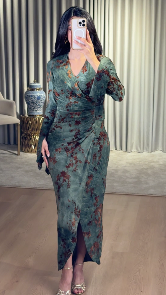 Velvet dress with elegant copper patterns