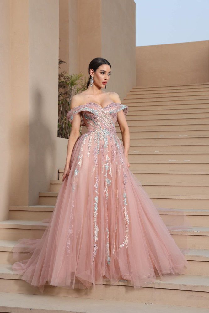 Luxurious evening dress with elegant royal design