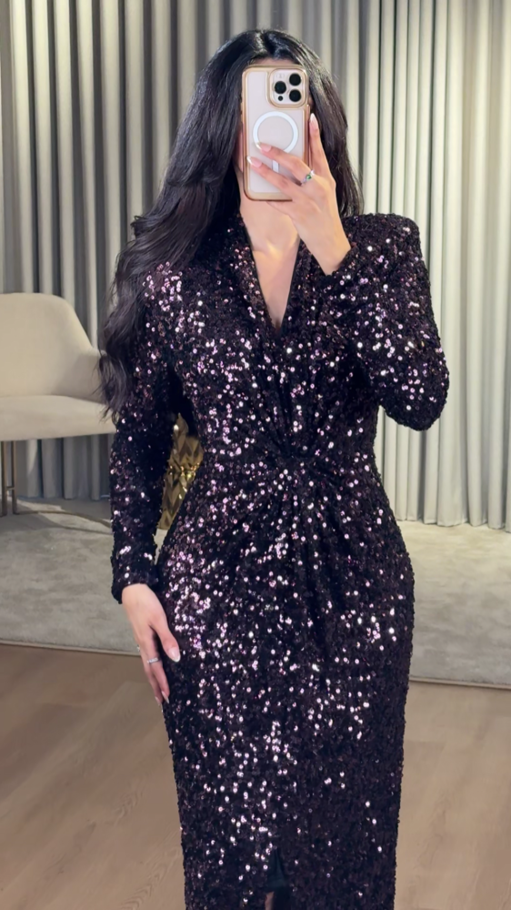 Long dress with shiny sequins in dark purple