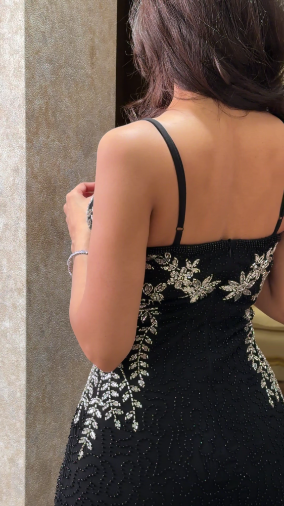 Evening dress engraved with a silver floral pattern