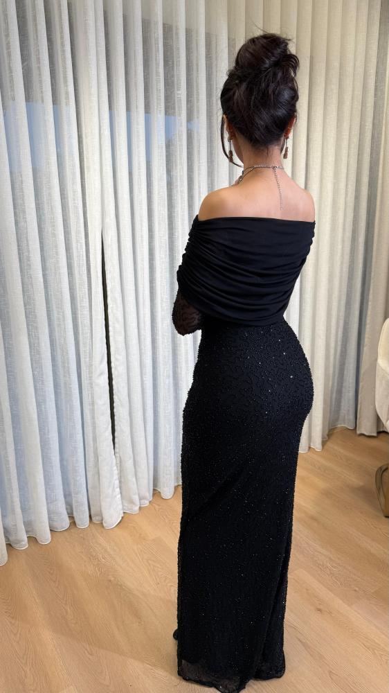 Long evening dress decorated with tulle pleats