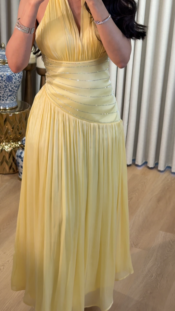 Light yellow evening dress with a soft and flowy design