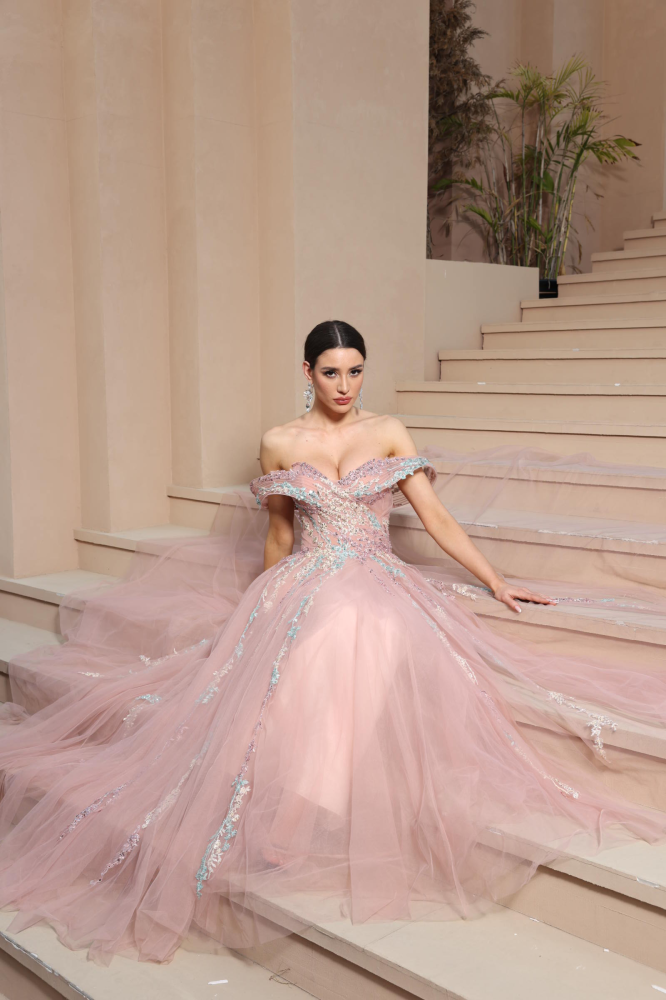 Luxurious evening dress with elegant royal design