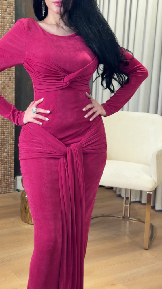 Stretch dress with long sleeves decorated with a knot